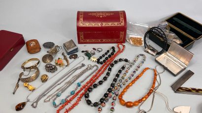 null Lot de bijoux fantaisie en métal et argent comprenant colliers turquoise, bâtonnets...