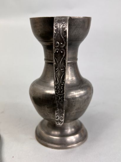 null TIN, 18th century 
Set of two pewter including a measure for alcohol with handle...