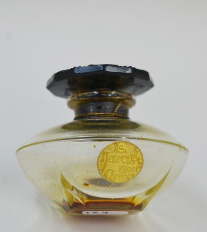 null CARON "Narcissus
Crystal bottle, rounded body. Stopper of black color representing...