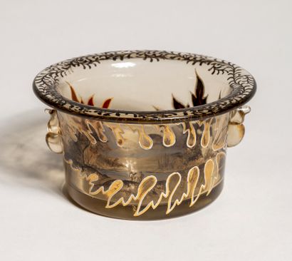 null Émile GALLÉ (1846-1904)
Small smoked glass jardinière decorated with an animated...