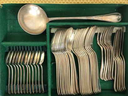 null CHRISTOFLE
Silver-plated metal household set, shell model, including: 12 cutlery,...