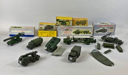 null DINKY SUPERTOYS and DINKY TOYS : 7 military models.
 DINKY SUPERTOYS :
- Missile...