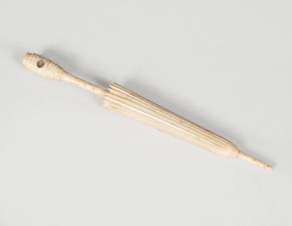 null CHINE, Fi du XIXè siècle
Okimono représentant un parapluie, ivoire
Haut.: