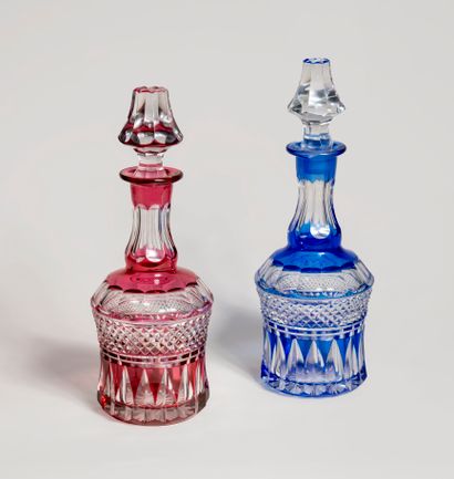 null SAINT LOUIS 
Pair of carafes in cut crystal blue and red. 
Height: 32cm