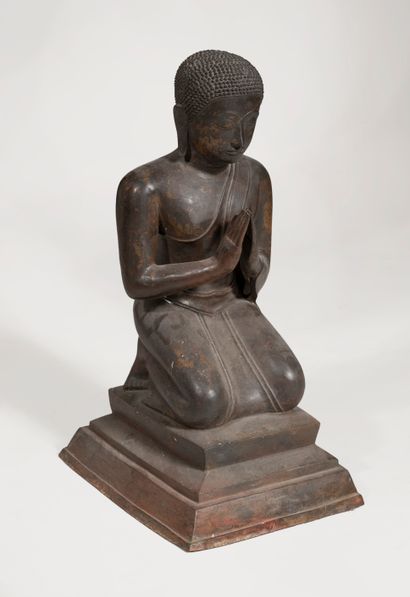 null THAILANDE, XXè siècle
Sculpture en ronde bosse figurant un adorant du Bouddha...
