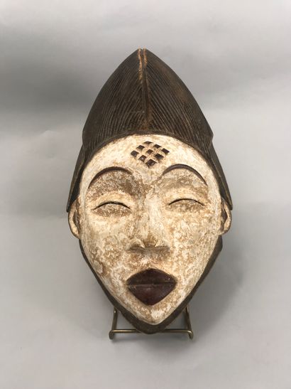 null Africa, PUNU people, GABON
Mask for the Okuyi dance showing a female face covered...