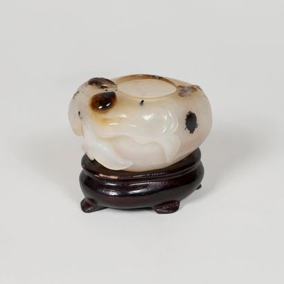 null CHINA 20th century
A scholar's water receptacle in light brown agate carved...