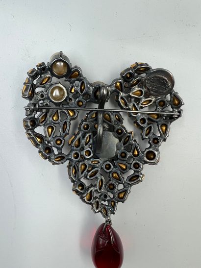 null YVES SAINT LAURENT
Fancy heart-shaped brooch / pendant paved with rhinestones,...
