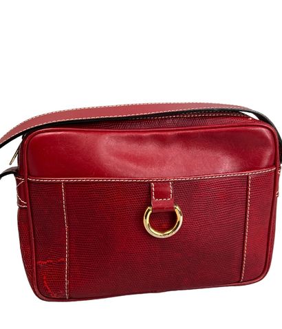 null LANCEL 
Shoulder bag in red grained leather. With its pocket. 
A lot of leather...
