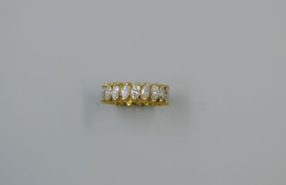 null American wedding ring in yellow gold, with 20 diamonds. 
Gross weight: 4,10gr....