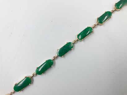 null Bracelet en or jaune 14k orné de six plaques de jade. 
Longueur : 21cm. PB 6...