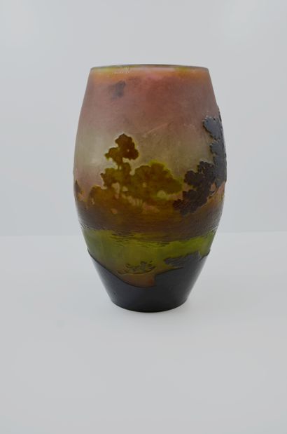 null Émile GALLÉ (1846-1904)
Vase in multi-layer glass decorated with a landscape...
