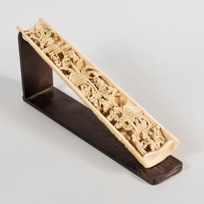 null CHINA, Late 19th century
Carved ivory horn representing scenes of daily life....