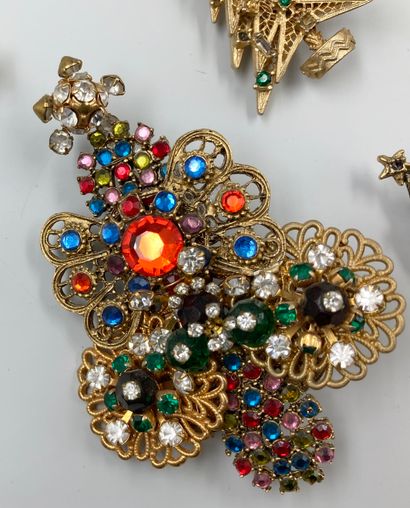 null Lot of 6 brooches, costume jewelry featuring Christmas trees. The largest, brand...