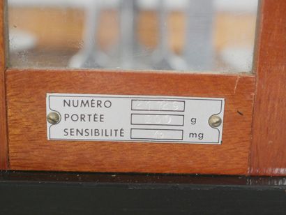 null PROLABO SCALE - Paris 
Balance de laboratoire 
Caisse en bois vitrée, ouvre...
