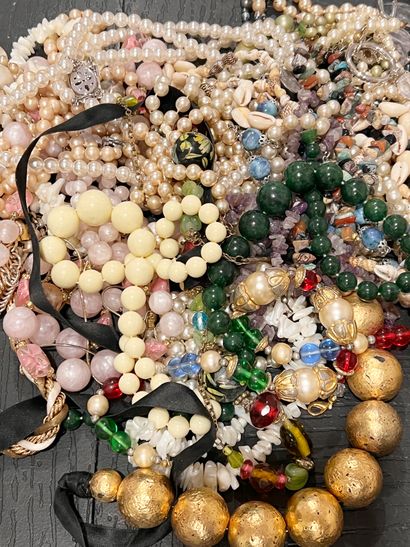 Very Important lot of costume jewelry