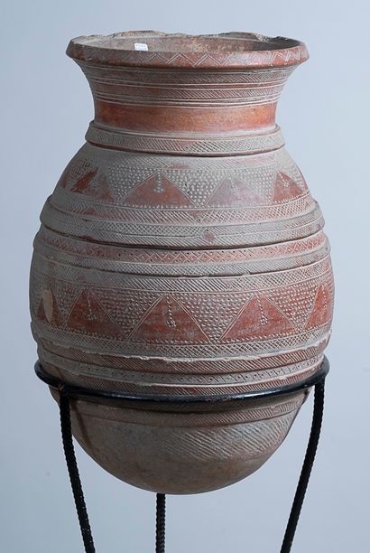 null Terracotta vase with geometric patterns, on a base
Central Africa, Zaire ? 
Height:...