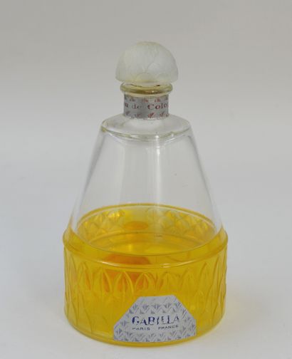 null GABILLA " Eau de Cologne ".
Bottle out of glass belly of widened form, label...