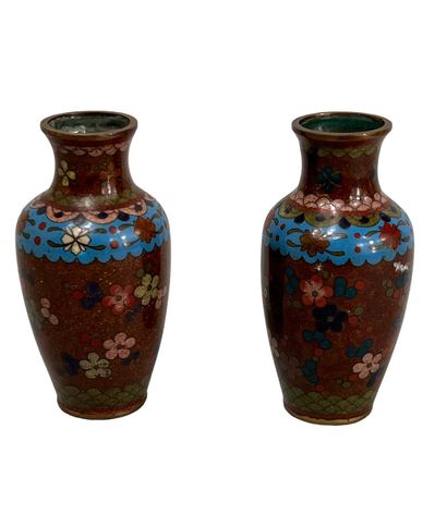 null CHINA, 20th century
Pair of small vases of baluster shape in cloisonné enamel...