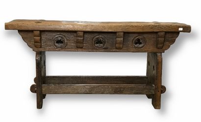 null Small Gothic bench in oak resting on two flat legs notched in the lower part,...