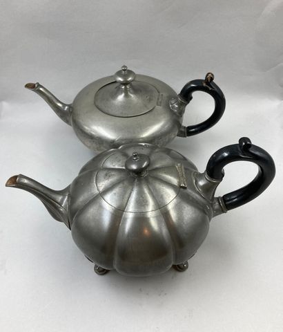 null Set of two pewter teapots.
(Handles to be reattached).