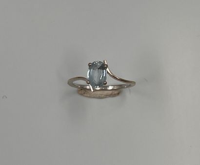 18k gold ring with an oval aquamarine
TDD...