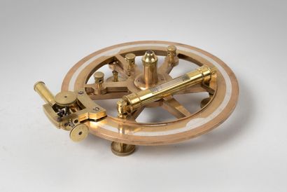 null Bronze surveying instrument. KERN, Switzerland.
Height : 8,5 cm. 8,5 cm ; Diameter...