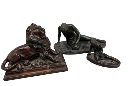 null Lot including : 
- Dying Gaul in bronze with dark green patina. Height: 7,5cm
-...