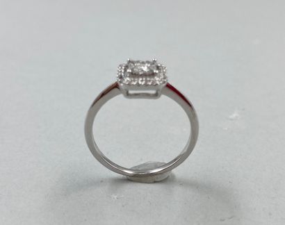 null Bague en or blanc 18k, le chaton carré ajouré centré d'un diamant dans un entourage...