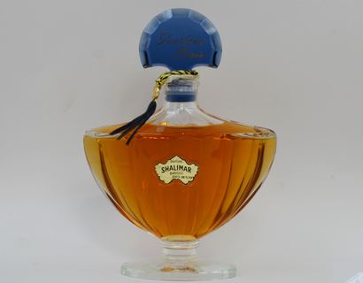null GUERLAIN "Shalimar

Glass bottle, fan model. Blue glass stopper, titled. Titled...