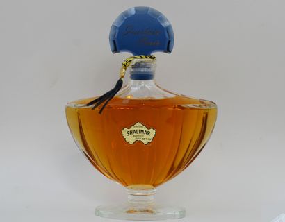 null GUERLAIN « Shalimar »

Flacon en verre, modèle éventail. Bouchon en verre bleu,...