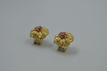null Pair of 18k yellow and white gold flower earrings, the leaves finely chiseled,...