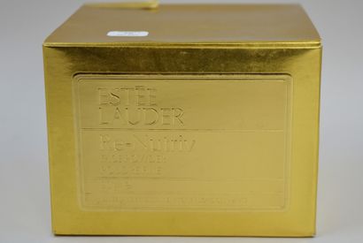 null ESTEE LAUDER "Re-Nutriv

Glass jar of fine powder with its puff. Titled box...
