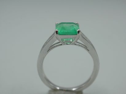null 18k white gold ring set with a 2.40cts emerald cut emerald and baguette diamonds....