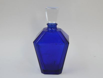 null GUERLAIN « Liu »

Flacon en verre bleu, modèle « Lanterne ». Bouchon en verre...