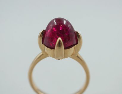 null Bague en or jaune 18k griffée d'un rubis en cabochon.

PB : 7,10gr. TDD : 5...