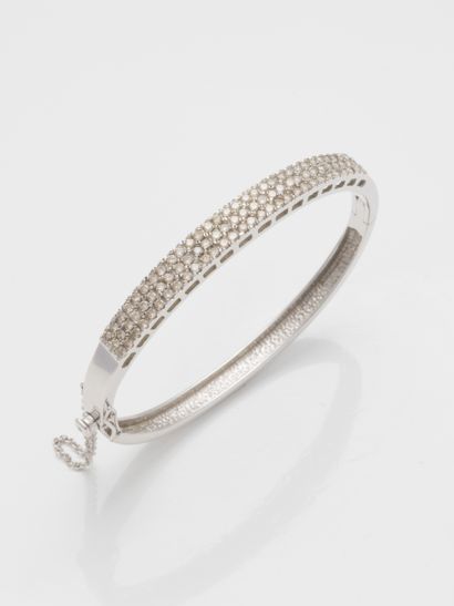 null Bracelet jonc en or 14k pavé de trois lignes de diamants pour 3cts environ....