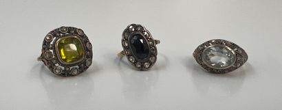 null Lot of three silver rings adorned with an aquamarine, a synthetic sapphire and...