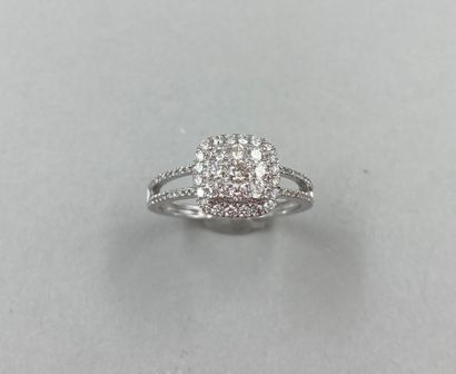 null Cushion ring in 18k white gold set with a diamond in the center and decorated...