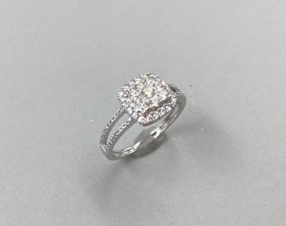 null Cushion ring in 18k white gold set with a diamond in the center and decorated...