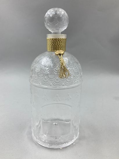 null GUERLAIN

Glass bottle, colorless bees model. Empty. Monogrammed medallion....