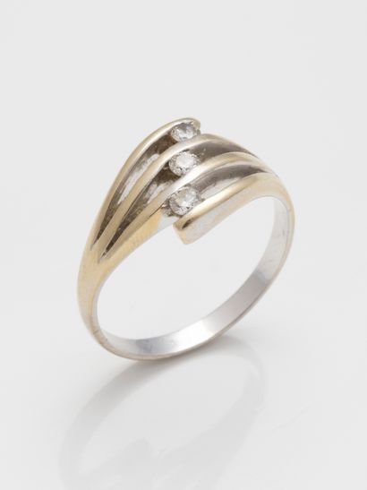 null Yellow gold ring formed by three interlaced rings finished by three small diamonds

Gross...