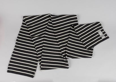 null CHRISTIAN DIOR

Large black and white striped wool scarf.

Length : 200 cm.