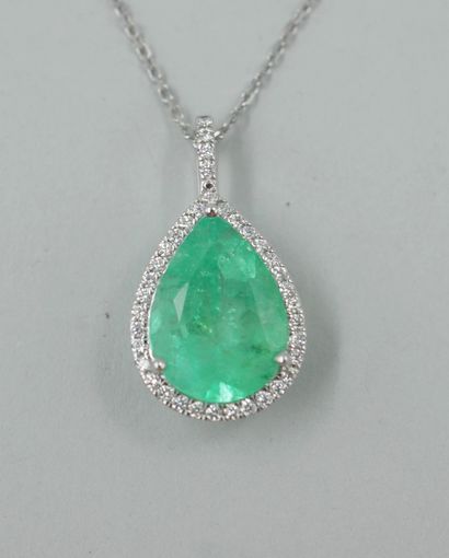 null 18k white gold pear-shaped pendant set with a pear-shaped emerald, probably...