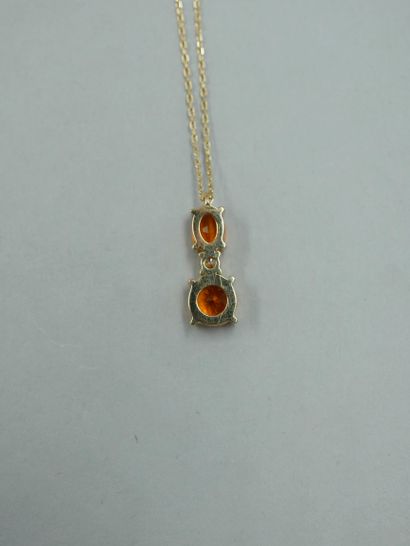 null Pendentif en or jaune 18k serti de deux opales de feu pesant au total 0,85cts...