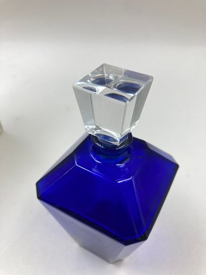 null GUERLAIN "Liu" bottle

Blue glass bottle, model " Lantern ". Colorless glass...