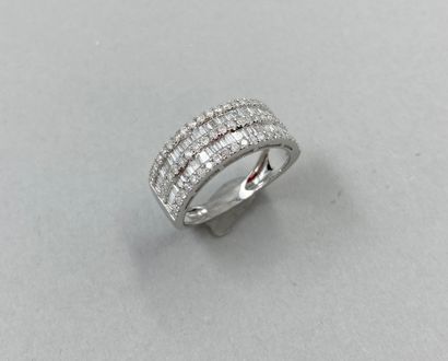 null 18k white gold ring, the upper part set with 3 lines of brilliant-cut diamonds...