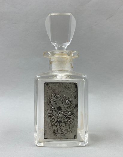 null DELETTREZ " King of the day

Glass bottle of square shape, silver label titled...