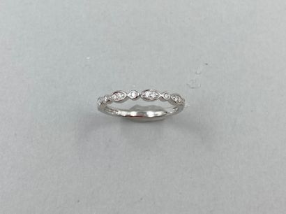 null Half wedding ring in 18k white gold with geometric patterns set with diamonds.

PB...