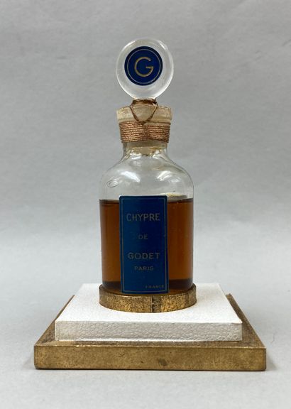 null GODET "Cyprus

Glass bottle of round form, monocle stopper monogrammed " G "....